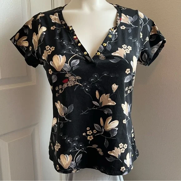 GUESS Black Cream Floral V-Neck Blouse Large Gold Button Detail - Picture 6 of 8